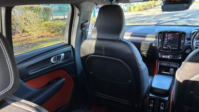 Volvo Xc40 2.0 T4 R DESIGN Pro 5dr AWD Geartronic Petrol Estate